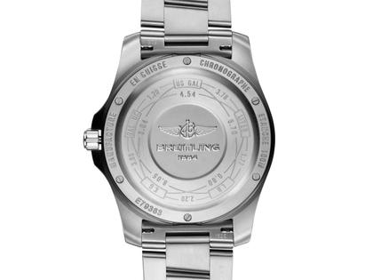 Breitling Aerospace Evo Quarz Titan 43mm schwarzes Zifferblatt Metallband – Herrenuhren Uhr Multifunktion aus Titan. Das Gehäuse ist rund und grau. Das Titanarmband ist grau. Das Zifferblatt ist arabisch und schwarz. – Ansicht 3