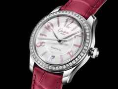 Glashütte Original Lady Serenade Automatik Edelstahl 36mm Perlmutt-Zifferblatt mit Brillanten rosa Lederband Limited Edition – Damenuhren Uhr mit Datum aus Edelstahl. Das Gehäuse ist rund und silber. Das Lederarmband Kroko / Alligator ist rosa. Das Zifferblatt ist arabisch Index und blau. – Ansicht 5