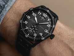 Junghans Meister Pilot Automatic Edelstahl DLC-Schwarz 43mm graues Zifferblatt schwarzes Lederband – Herrenuhren Uhr mit Datum aus DLC beschichtet, Edelstahl und Leder. Das Gehäuse ist rund und grau. Das Lederarmband ist schwarz. Das Zifferblatt ist arabisch Index und grau. – Ansicht 3