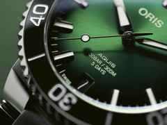Oris Aquis Date Calibre 400 Automatik Edelstahl 41,5mm grünes Zifferblatt Metallband – Herrenuhren Uhr mit Datum aus Edelstahl. Das Gehäuse ist rund und silber. Das Edelstahlarmband ist silber. Das Zifferblatt ist ein Index in grün. – Ansicht 9
