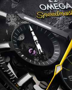 Omega Speedmaster Dark Side of the Moon Apollo 8 Chronograph Handaufzug Keramik 44mm schwarzes Zifferblatt schwarzes Kautschukband – Herrenuhren Chronograph aus Aluminium, Kautschuk und Keramik. Das Gehäuse ist rund und schwarz. Das Kautschuk / Kunststoff / Silikon Armband ist schwarz. Das Zifferblatt ist ein Index in schwarz. – Ansicht 5