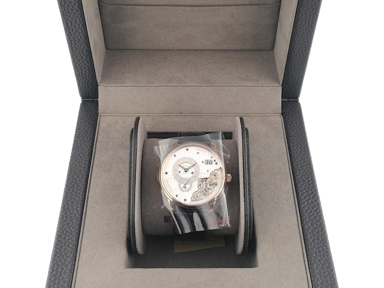 Glashütte Original PanoMaticInverse Automatik Rotgold 42mm silbernes Zifferblatt schwarzes Lederband 1-91-02-01-05-62 Full Set Occasion Refurbished – Herrenuhren Uhr mit Datum aus 750 Rotgold und 925 Silber. Das Gehäuse ist rund und rotgold. Das Lederarmband Kroko / Alligator ist schwarz. Das Zifferblatt ist ein Index in silber. – Ansicht 5