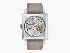 Nomos Glashütte Tetra Petit Four Azur Handaufzug Edelstahl 29mm blaues Zifferblatt graues Lederband Glasboden – Damenuhren Uhr ohne Datum aus Edelstahl. Das Gehäuse ist quadratisch und silber. Das Lederarmband ist grau. Das Zifferblatt ist arabisch Index und blau. – Ansicht 6