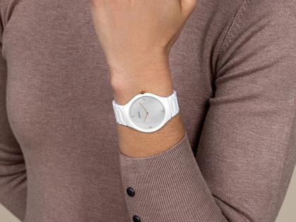Rado True Thinline Diamonds Quarz Keramik 39mm weißes Perlmutt-Zifferblatt weißes Keramikband – Herrenuhren Uhr ohne Datum aus Edelstahl, Keramik und Titan. Das Gehäuse ist rund und weiß. Das Keramikarmband ist weiß. Das Zifferblatt ist ein Index in weiß. – Ansicht 3