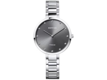 Bering Titanium Quarz Titan 34mm graues Zifferblatt Metallband – Damenuhren Uhr ohne Datum aus Titan. Das Gehäuse ist rund und silber. Das Edelstahlarmband ist silber. Das Zifferblatt ist ein Index in grau.