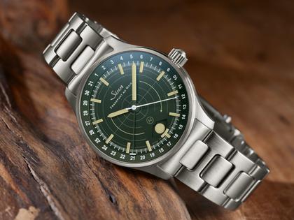 Sinn Spezialuhren 308 Jagduhr Automatik Edelstahl 40mm grünes Zifferblatt Metallband – Herrenuhren Uhr mit Datum aus Edelstahl. Das Gehäuse ist rund und silber. Das Edelstahlarmband ist silber. Das Zifferblatt ist ein Index in grün. – Ansicht 7
