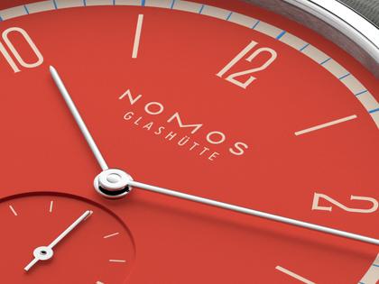 Nomos Glashütte Tangente 38 Datum "175 Years Watchmaking - Rambazamba" Handaufzug Edelstahl rotes Zifferblatt graues Textilband Glasboden – Herrenuhren Uhr mit Datum aus Edelstahl. Das Gehäuse ist rund und silber. Das Textilarmband ist grau. Das Zifferblatt ist arabisch Index und rot. – Ansicht 6