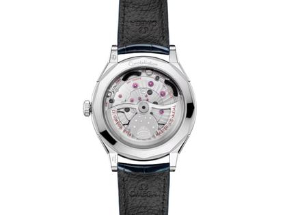 Omega Constellation Observatory Automatik Edelstahl 39mm blaues Zifferblatt blaues Lederband – Herrenuhren Uhr ohne Datum aus 750 Weißgold, Edelstahl und Leder. Das Gehäuse ist rund und silber. Das Lederarmband Kroko / Alligator ist blau. Das Zifferblatt ist ein Index in blau. – Ansicht 2