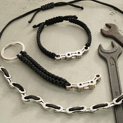 Juwelier Roller | Atelier BikeChains Fahrradketten-Schüsselanhänger mit schwarzem Textilband – Weitere Accessoires Schlüsselanhänger in schwarz und aus Titan. – Ansicht 2