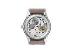 Nomos Glashütte Orion 33 Rosé Handaufzug Edelstahl 33mm roséfarbenes Zifferblatt braunes Lederband Glasboden – Damenuhren Uhr ohne Datum aus Edelstahl und Leder. Das Gehäuse ist rund und silber. Das Lederarmband ist beige. Das Zifferblatt ist ein Index in rosa. – Ansicht 2