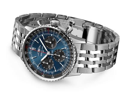 Breitling Navitimer B01 Chronograph 41 Edelstahl blaues Zifferblatt Metallband – Herrenuhren Chronograph aus Edelstahl. Das Gehäuse ist rund und silber. Das Edelstahlarmband ist silber. Das Zifferblatt ist ein Index in blau. – Ansicht 2