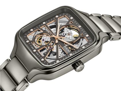 Rado True Square Open Heart Automatik Keramik 38mm graues Zifferblatt graues Keramikband – Herrenuhren Uhr ohne Datum aus Keramik und Titan. Das Gehäuse ist quadratisch und grau. Das Keramikarmband ist grau. Das Zifferblatt ist skelettiert und grau. – Ansicht 2