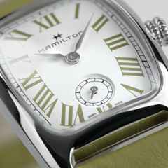 Hamilton American Classic Boulton Small Second M Quarz Edelstahl weißes Zifferblatt grünes Lederband – Herrenuhren Uhr ohne Datum aus Edelstahl und Leder. Das Gehäuse ist rechteckig und silber. Das Lederarmband ist grün. Das Zifferblatt ist römisch und weiß. – Ansicht 4