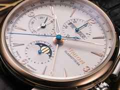 Union Glashütte Belisar Chronograph Mondphase Automatik Edelstahl 42mm weißes Zifferblatt braunes Lederband – Herrenuhren Chronograph aus Edelstahl. Das Gehäuse ist rund und silber. Das Lederarmband ist braun. Das Zifferblatt ist arabisch Index und silber. – Ansicht 3