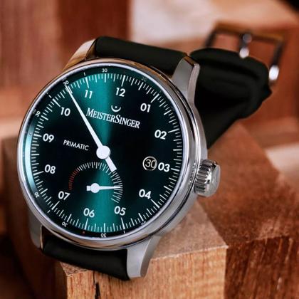 MeisterSinger Primatic Petrolgrün – Herrenuhren Uhr mit Datum aus Edelstahl und Leder. Das Gehäuse ist rund und silber. Das Lederarmband ist schwarz. Das Zifferblatt ist arabisch und grün. – Ansicht 2