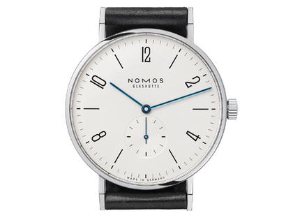 Nomos Glashütte Tangente 38 Handaufzug Edelstahl 38mm weißes Zifferblatt schwarzes Lederband Stahlboden – Herrenuhren Uhr ohne Datum aus Edelstahl und Leder. Das Gehäuse ist rund und silber. Das Lederarmband ist schwarz. Das Zifferblatt ist arabisch Index und weiß. – Ansicht 3