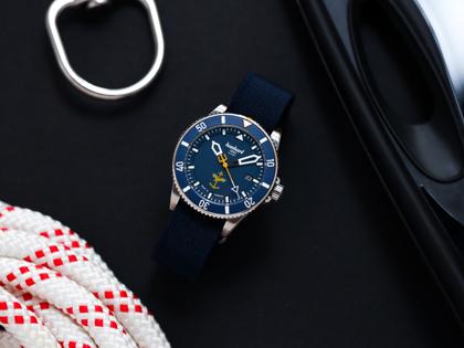 Hanhart Fly Navy Aerosphere MFG3 Automatik Edelstahl 42mm blaues Zifferblatt blaues Textilband limitiert – Herrenuhren Uhr mit Datum aus Edelstahl und Keramik. Das Gehäuse ist rund und silber. Das Textilarmband ist blau. Das Zifferblatt ist arabisch und blau. – Ansicht 8