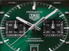 TAG Heuer Monaco Chronograph Automatik Titan 39mm grünes Zifferblatt schwarzes Lederband – Herrenuhren Chronograph aus Titan. Das Gehäuse ist quadratisch und grau. Das Lederarmband ist schwarz. Das Zifferblatt ist ein Index in grün. – Ansicht 4