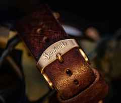 Hanhart Pioneer One Bronze grünes Zifferblatt Limited Edition – Herrenuhren Uhr mit Datum aus Bronze und Edelstahl. Das Gehäuse ist rund und roségold. Das Lederarmband ist braun. Das Zifferblatt ist arabisch und grün. – Ansicht 6