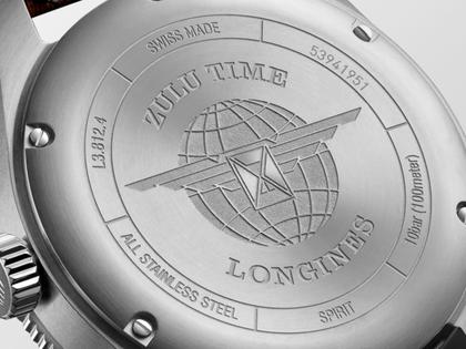 Longines Spirit Zulu Time Automatik Edelstahl 42mm mattschwarzes Zifferblatt braunes Lederband – Herrenuhren Uhr mit Datum aus Edelstahl, Keramik und Leder. Das Gehäuse ist rund und silber. Das Lederarmband ist braun. Das Zifferblatt ist arabisch und schwarz. – Ansicht 3