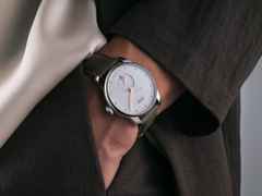 Union Glashütte Seris Automatik Edelstahl 36mm weißes Zifferblatt braunes Lederband – Damenuhren Uhr mit Datum aus Edelstahl und Leder. Das Gehäuse ist rund und silber. Das Lederarmband ist braun. Das Zifferblatt ist ein Index in weiß. – Ansicht 3