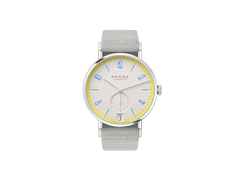 Nomos Glashütte Tangente 38 Datum "175 Years Watchmaking - Lemonbiscuit" Handaufzug Edelstahl cremeweißes Zifferblatt graues Textilband Glasboden – Herrenuhren Uhr mit Datum aus Edelstahl. Das Gehäuse ist rund und silber. Das Textilarmband ist grau. Das Zifferblatt ist arabisch Index und beige.