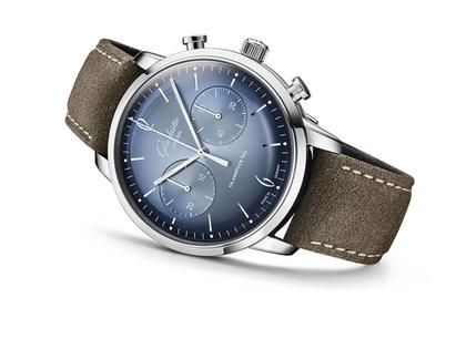Glashütte Original Sixties Chronograph Automatik Edelstahl 42mm blaues Zifferblatt braunes Lederband – Herrenuhren Chronograph aus Edelstahl. Das Gehäuse ist rund und silber. Das Lederarmband ist braun. Das Zifferblatt ist arabisch Index und blau. – Ansicht 5