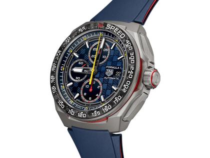 TAG Heuer Formula 1 Chronograph X Oracle RedBull Racing Automatik Titan 44mm blaues Zifferblatt blaues Kautschukband – Herrenuhren Chronograph aus Carbon, DLC beschichtet, Kautschuk und Titan. Das Gehäuse ist rund und grau. Das Kautschuk / Kunststoff / Silikon Armband ist blau. Das Zifferblatt ist ein Index in blau. – Ansicht 2
