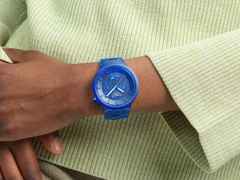 Swatch Big Bold Biosourced Colours of Joy Navy Quarz Kunststoff 47mm blaues Zifferblatt blaues Kunststoffband – Herrenuhren Uhr ohne Datum aus Bio-Kunststoff und Kunststoff. Das Gehäuse ist rund und blau. Das Kautschuk / Kunststoff / Silikon Armband ist blau. Das Zifferblatt ist ohne Zeichen und blau. – Ansicht 3