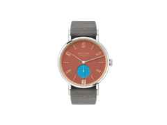 Nomos Glashütte Tangente 38 Datum "175 Years Watchmaking - Ziegelblau" Handaufzug Edelstahl rotes Zifferblatt graues Textilband Glasboden – Herrenuhren Uhr mit Datum aus Edelstahl. Das Gehäuse ist rund und silber. Das Textilarmband ist grau. Das Zifferblatt ist arabisch Index und rot.