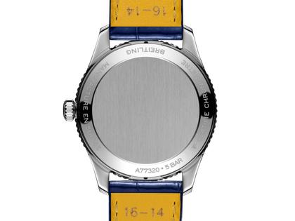 Breitling Navitimer 32 Quarz Edelstahl hellblaues Perlmutt-Zifferblatt blaues Lederband – Damenuhren Uhr ohne Datum aus Edelstahl und Leder. Das Gehäuse ist rund und silber. Das Lederarmband Kroko / Alligator ist blau. Das Zifferblatt ist arabisch Index und blau. – Ansicht 2