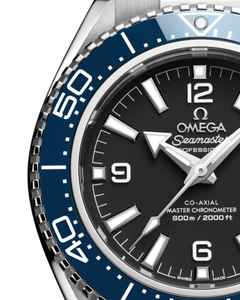 Omega Seamaster Planet Ocean 600M Automatik Edelstahl 42mm schwarzes Zifferblatt blaue Keramiklünette Metallband – Herrenuhren Uhr ohne Datum aus Edelstahl und Keramik. Das Gehäuse ist rund und silber. Das Edelstahlarmband ist silber. Das Zifferblatt ist arabisch Index und schwarz. – Ansicht 4