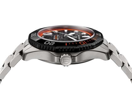 TAG Heuer Aquaracer Professional 500 Date Automatik Titan 42mm schwarzes Zifferblatt Metallband limitiert – Herrenuhren Uhr mit Datum aus Keramik und Titan. Das Gehäuse ist rund und silber. Das Titanarmband ist silber. Das Zifferblatt ist ein Index in schwarz. – Ansicht 4
