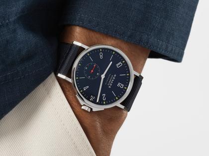 Nomos Glashütte Ahoi neomatik 38 Datum Atlantik Automatik Edelstahl dunkelblaues Zifferblatt dunkelblaues Textilband Glasboden – Herrenuhren Uhr mit Datum aus Edelstahl. Das Gehäuse ist rund und silber. Das Textilarmband ist blau. Das Zifferblatt ist arabisch Index und blau. – Ansicht 10