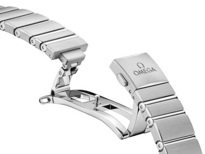 Omega Constellation Quarz Edelstahl 28mm rotes Zifferblatt mit Brillanten Metallband – Damenuhren Uhr ohne Datum aus Edelstahl. Das Gehäuse ist rund und silber. Das Edelstahlarmband ist silber. Das Zifferblatt ist ein Index in rot. – Ansicht 6