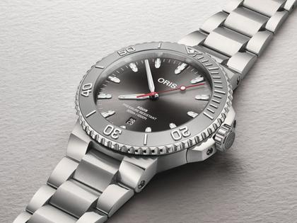 Oris Aquis Date Relief Automatik Edelstahl 43,5mm graues Zifferblatt Metallband – Herrenuhren Uhr mit Datum aus Edelstahl. Das Gehäuse ist rund und silber. Das Edelstahlarmband ist silber. Das Zifferblatt ist ein Index in grau. – Ansicht 3