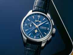 Union Glashütte Belisar Chronograph Mondphase Automatik Edelstahl 42mm blaues Zifferblatt blaues Lederband – Herrenuhren Chronograph aus Edelstahl und Leder. Das Gehäuse ist rund und silber. Das Lederarmband ist blau. Das Zifferblatt ist arabisch Index und blau. – Ansicht 2