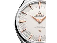 Omega Constellation Observatory Automatik Edelstahl 39mm silbernes Zifferblatt schwarzes Lederband – Herrenuhren Uhr ohne Datum aus 750 Rotgold, Edelstahl und Leder. Das Gehäuse ist rund und silber. Das Lederarmband Kroko / Alligator ist schwarz. Das Zifferblatt ist ein Index in silber. – Ansicht 3