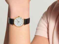 Longines La Grande Classique Quarz Edelstahl Gelbgold-PVD 24mm weißes Zifferblatt schwarzes Lederband – Damenuhren Uhr ohne Datum aus Edelstahl und PVD beschichtet. Das Armband ist ein Lederarmband. Der Zifferblatt ist römisch. – Ansicht 4