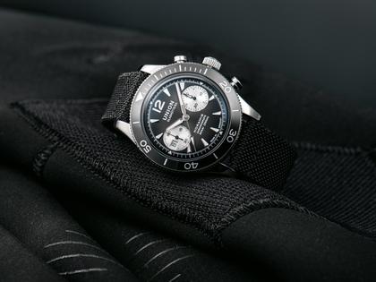 Union Glashütte Noramis Chronograph Sport Automatik Edelstahl 43mm graues Zifferblatt schwarzes Textilband – Herrenuhren Chronograph aus Edelstahl und Keramik. Das Gehäuse ist rund und silber. Das Textilarmband ist schwarz. Das Zifferblatt ist arabisch Index und anthrazit. – Ansicht 4