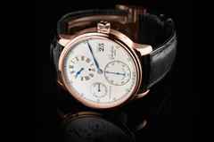Glashütte Original Senator Chronometer Regulator Handaufzug Rotgold 42mm silbernes Zifferblatt schwarzes Lederband – Herrenuhren Uhr ohne Datum aus 750 Rotgold. Das Gehäuse ist rund und roségold. Das Lederarmband Kroko / Alligator ist schwarz. Das Zifferblatt ist römisch und silber. – Ansicht 2