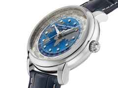 Frederique Constant Manufacture Classic Worldtimer Automatik Edelstahl 40mm blaues Zifferblatt blaues Lederband – Herrenuhren Uhr ohne Datum aus Edelstahl und Leder. Das Gehäuse ist rund und silber. Das Lederarmband Kroko / Alligator ist blau. Das Zifferblatt ist ein Index in blau. – Ansicht 3