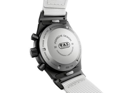 Porsche Design Chronograph 1 - F.A.T. 2025 Edition – Herrenuhren Chronograph aus Titan und Titancarbid beschichtet. Das Gehäuse ist rund und schwarz. Das Titanarmband ist schwarz. Das Zifferblatt ist ein Index in weiß. – Ansicht 4