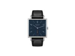 Nomos Glashütte Tetra neomatik 39 Nachtblau Automatik Edelstahl 33mm blaues Zifferblatt schwarzes Lederband – Damenuhren Uhr ohne Datum aus Edelstahl. Das Gehäuse ist quadratisch und silber. Das Lederarmband ist schwarz. Das Zifferblatt ist arabisch Index und blau.