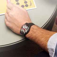 Swatch SUOB185 HATE 2 LOVE Valentinstag Edition – Damenuhren Uhr ohne Datum aus Kunststoff. Das Gehäuse ist rund und schwarz. Das Kautschuk / Kunststoff / Silikon Armband ist schwarz. Das Zifferblatt ist ohne Zeichen und schwarz. – Ansicht 2