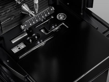 Erwin Sattler Präzisionspendeluhr Standuhr Illumina Secunda Carbon – Großuhren Standuhr aus . Das Gehäuse ist rechteckig und schwarz. Das Zifferblatt ist römisch Index und schwarz. – Ansicht 5