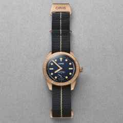 Oris Carl Brashear Limited Edition Automatik Bronze 40mm blaues Zifferblatt blaues Textilband – Herrenuhren Uhr ohne Datum aus Bronze. Das Gehäuse ist rund und roségold. Das Textilarmband ist blau. Das Zifferblatt ist ein Index in blau. – Ansicht 3