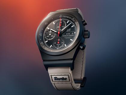 Porsche Design Chronograph 1 - 50 Jahre 911 Turbo Edition Automatik Titan 40mm schwarzes Zifferblatt Metallband und Textilband limitiert – Herrenuhren Chronograph aus Titan und Titancarbid beschichtet. Das Gehäuse ist rund und schwarz. Das Titanarmband ist schwarz. Das Zifferblatt ist arabisch Index und schwarz. – Ansicht 7