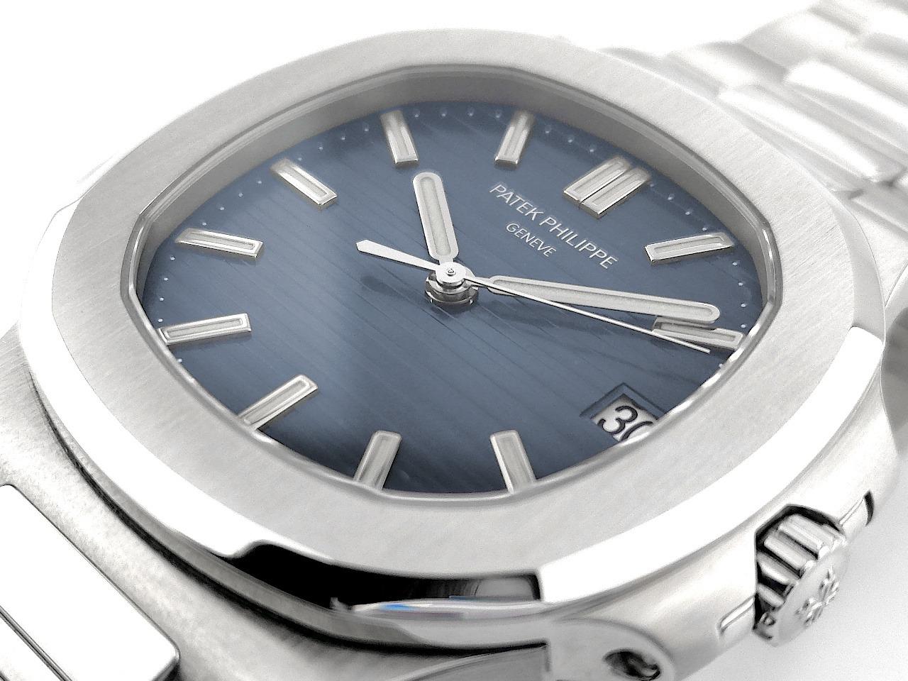 Juwelier Roller Patek Philippe Nautilus Automatik Edelstahl 40mm Metallband 5711/1A-010 Full Set mit Garantie Occasion Refurbished – Herrenuhren Uhr mit Datum aus Edelstahl. Das Gehäuse ist quadratisch und silber. Das Edelstahlarmband ist silber. Das Zifferblatt ist ein Index in blau. – Ansicht 6