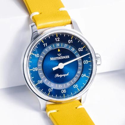 MeisterSinger Perigraph 38 Automatik Edelstahl blau Lederband gelb Limited Edition – Herrenuhren Uhr mit Datum aus Edelstahl und Leder. Das Gehäuse ist rund und silber. Das Lederarmband ist gelb. Das Zifferblatt ist arabisch und blau. – Ansicht 2